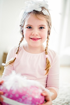 포토 JPG 백인 여자 실내 한명 미소 들기 상반신 앞모습 유치원생 깃털 부활절계란 국내포토 서양인 1 어린이 뷰포인트 모션 부활절 표정 사람 내부 계란 파일형식