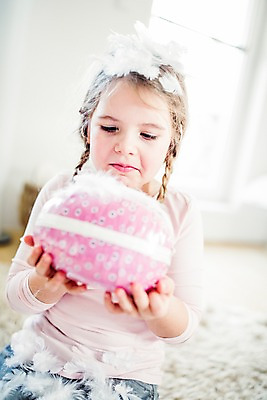 포토 JPG 백인 여자 실내 한명 들기 상반신 앞모습 유치원생 깃털 부활절계란 국내포토 서양인 1 어린이 뷰포인트 모션 부활절 사람 내부 계란 파일형식