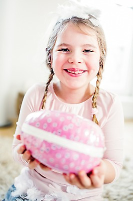 포토 JPG 백인 여자 실내 한명 미소 들기 상반신 앞모습 유치원생 깃털 부활절계란 국내포토 서양인 1 어린이 뷰포인트 모션 부활절 표정 사람 내부 계란 파일형식