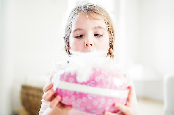 포토 JPG 백인 여자 실내 한명 들기 상반신 앞모습 유치원생 불기 깃털 부활절계란 국내포토 서양인 1 어린이 뷰포인트 모션 부활절 사람 내부 계란 파일형식