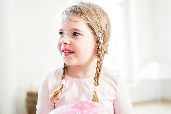 포토 JPG 백인 여자 실내 한명 들기 상반신 앞모습 유치원생 깃털 부활절계란 국내포토 서양인 1 어린이 뷰포인트 모션 부활절 사람 내부 계란 파일형식