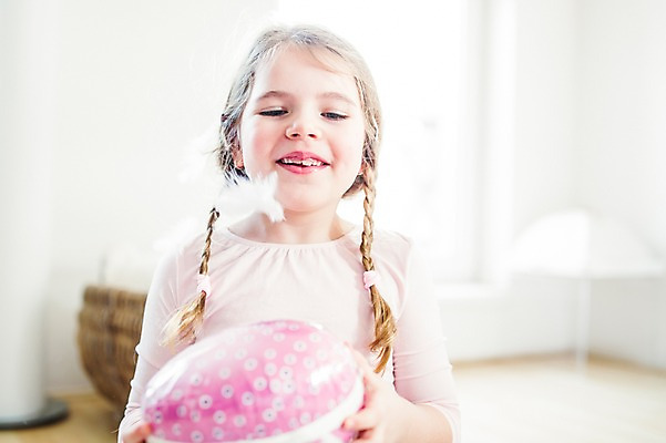포토 JPG 백인 여자 실내 한명 들기 상반신 앞모습 유치원생 깃털 부활절계란 국내포토 서양인 1 어린이 뷰포인트 모션 부활절 사람 내부 계란 파일형식
