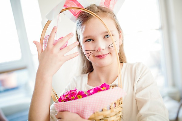 포토 JPG 백인 여자 꽃 초등학생 어린이 부활절 실내 한명 미소 들기 상반신 앞모습 분장 바구니 토끼머리띠 국내포토 서양인 식물 1 학생 기념일 뷰포인트 모션 표정 사람 내부 머리띠 파일형식