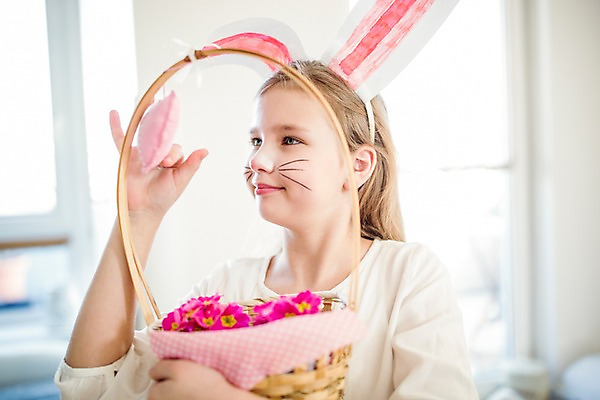 포토 JPG 백인 여자 꽃 초등학생 어린이 부활절 실내 한명 미소 들기 상반신 옆모습 분장 바구니 토끼머리띠 국내포토 서양인 식물 1 학생 기념일 뷰포인트 모션 표정 사람 내부 머리띠 파일형식