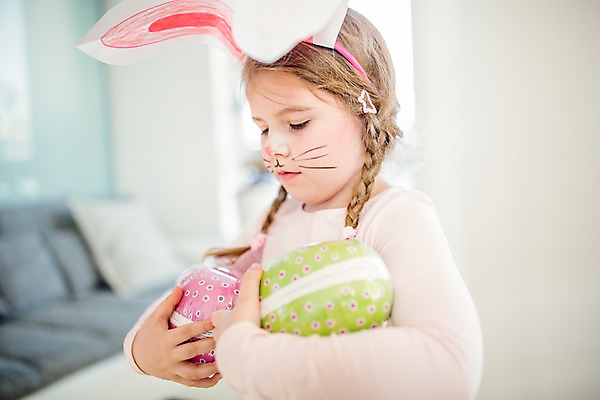 포토 JPG 백인 여자 어린이 안기 실내 한명 들기 상반신 옆모습 분장 유치원생 토끼머리띠 부활절계란 국내포토 서양인 1 뷰포인트 모션 부활절 사람 내부 계란 머리띠 파일형식