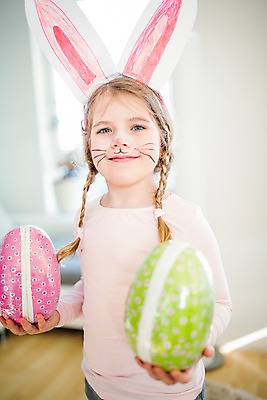 포토 JPG 백인 여자 어린이 실내 한명 들기 상반신 앞모습 분장 유치원생 토끼머리띠 부활절계란 국내포토 서양인 1 뷰포인트 모션 부활절 사람 내부 계란 머리띠 파일형식