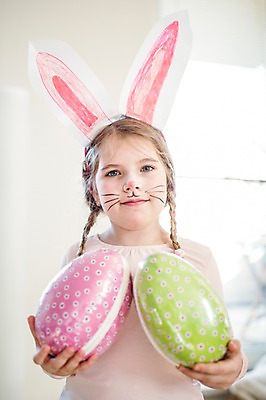 포토 JPG 백인 여자 어린이 실내 한명 들기 상반신 앞모습 분장 유치원생 토끼머리띠 부활절계란 국내포토 서양인 1 뷰포인트 모션 부활절 사람 내부 계란 머리띠 파일형식