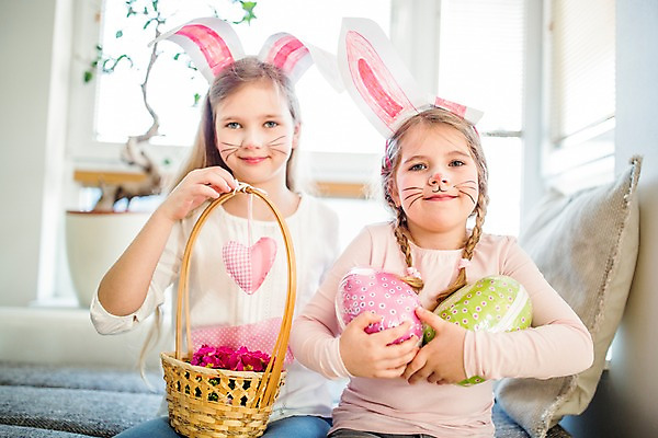 포토 JPG 백인 여자 꽃 초등학생 어린이 가족 안기 실내 미소 앉기 상반신 두명 앞모습 분장 바구니 유치원생 토끼머리띠 부활절계란 여동생 언니 국내포토 서양인 식물 학생 뷰포인트 관계 모션 부활절 표정 사람 내부 계란 머리띠 자매 동생 파일형식