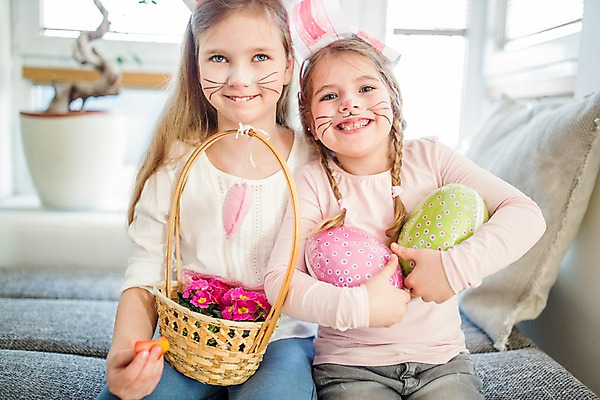 포토 JPG 백인 여자 꽃 초등학생 어린이 가족 안기 실내 미소 앉기 상반신 두명 앞모습 분장 바구니 유치원생 토끼머리띠 부활절계란 여동생 언니 국내포토 서양인 식물 학생 뷰포인트 관계 모션 부활절 표정 사람 내부 계란 머리띠 자매 동생 파일형식