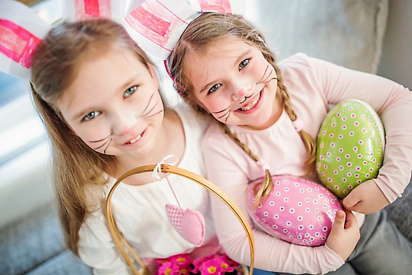 포토 JPG 백인 여자 꽃 초등학생 어린이 가족 안기 실내 미소 상반신 두명 앞모습 하이앵글 분장 바구니 유치원생 토끼머리띠 부활절계란 여동생 언니 국내포토 서양인 식물 학생 뷰포인트 관계 모션 부활절 표정 사람 내부 계란 머리띠 자매 동생 파일형식