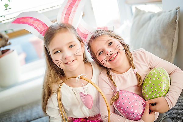 포토 JPG 백인 여자 꽃 초등학생 어린이 가족 안기 실내 미소 상반신 두명 앞모습 분장 바구니 유치원생 토끼머리띠 부활절계란 여동생 언니 국내포토 서양인 식물 학생 뷰포인트 관계 모션 부활절 표정 사람 내부 계란 머리띠 자매 동생 파일형식