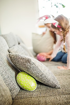 포토 JPG 백인 여자 초등학생 어린이 쿠션 가족 실내 상반신 두명 옆모습 아웃포커스 소파 분장 유치원생 토끼머리띠 부활절계란 여동생 언니 숨김 국내포토 서양인 학생 뷰포인트 컨셉 의자 관계 부활절 촬영기법 사람 내부 계란 머리띠 자매 동생 파일형식