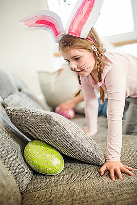 포토 JPG 백인 여자 어린이 쿠션 실내 한명 옆모습 소파 분장 유치원생 토끼머리띠 부활절계란 숨김 기어가기 국내포토 서양인 1 뷰포인트 컨셉 의자 모션 부활절 사람 내부 계란 머리띠 파일형식