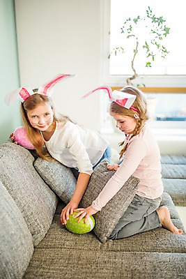 포토 JPG 전신 백인 여자 초등학생 어린이 쿠션 가족 맨발 실내 앉기 상반신 두명 옆모습 소파 분장 유치원생 무릎꿇기 토끼머리띠 부활절계란 여동생 언니 숨김 국내포토 서양인 학생 뷰포인트 컨셉 의자 관계 모션 발 부활절 사람 내부 계란 머리띠 자매 동생 파일형식