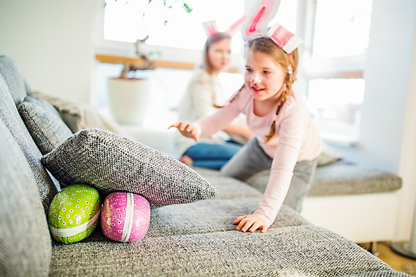 포토 JPG 백인 여자 초등학생 어린이 쿠션 가족 실내 상반신 두명 아웃포커스 소파 분장 유치원생 토끼머리띠 부활절계란 여동생 언니 숨김 국내포토 서양인 학생 컨셉 의자 관계 부활절 촬영기법 사람 내부 계란 머리띠 자매 동생 파일형식