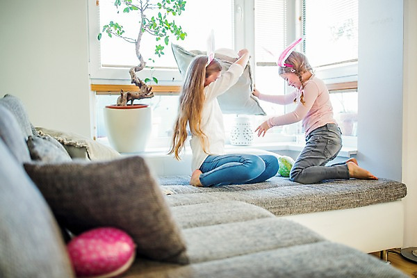 포토 JPG 전신 백인 여자 초등학생 어린이 쿠션 가족 맨발 실내 앉기 두명 옆모습 소파 분장 유치원생 무릎꿇기 토끼머리띠 부활절계란 여동생 언니 숨김 찾기 국내포토 서양인 학생 뷰포인트 컨셉 의자 관계 모션 발 부활절 사람 내부 계란 머리띠 자매 동생 파일형식