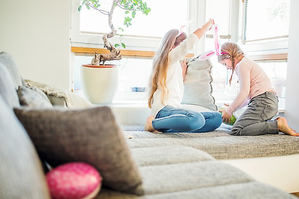 포토 JPG 전신 백인 여자 초등학생 어린이 쿠션 가족 맨발 실내 앉기 두명 옆모습 소파 분장 유치원생 무릎꿇기 토끼머리띠 부활절계란 여동생 언니 숨김 찾기 국내포토 서양인 학생 뷰포인트 컨셉 의자 관계 모션 발 부활절 사람 내부 계란 머리띠 자매 동생 파일형식
