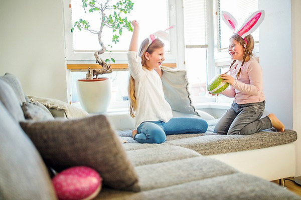 포토 JPG 전신 백인 여자 초등학생 어린이 쿠션 가족 맨발 실내 앉기 두명 옆모습 소파 분장 유치원생 무릎꿇기 토끼머리띠 부활절계란 여동생 언니 숨김 찾기 국내포토 서양인 학생 뷰포인트 컨셉 의자 관계 모션 발 부활절 사람 내부 계란 머리띠 자매 동생 파일형식