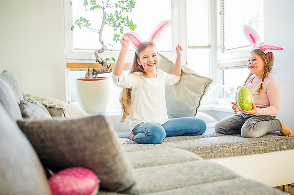 포토 JPG 전신 백인 여자 초등학생 어린이 쿠션 가족 맨발 실내 미소 앉기 두명 옆모습 소파 분장 유치원생 만세 무릎꿇기 토끼머리띠 부활절계란 여동생 언니 숨김 찾기 국내포토 서양인 학생 뷰포인트 컨셉 의자 관계 모션 발 부활절 표정 사람 내부 계란 머리띠 자매 동생 파일형식