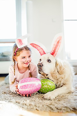 포토 JPG 백인 한마리 여자 엎드리기 실내 한명 미소 들기 상반신 앞모습 분장 카펫 유치원생 개 토끼머리띠 부활절계란 국내포토 서양인 1 어린이 뷰포인트 포유류 모션 부활절 표정 사람 내부 계란 머리띠 파일형식