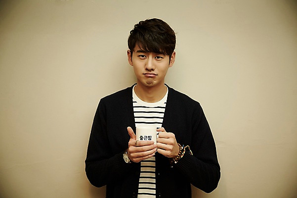 포토 JPG 남자 여유 실내 한명 들기 상반신 20대 청년 성인 한글 앞모습 청춘 한국인 머그컵 자신감 출근 뾰루퉁 청년남자한명만 성인남자한명만 국내포토 문자 1 감정 뷰포인트 컨셉 모션 사람 동양인 내부 컵 출퇴근 남자한명만 성인남자만 청년남자만 파일형식