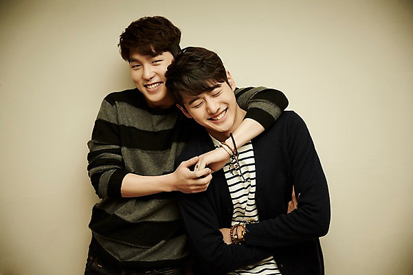 포토 JPG 남자 여유 장난 실내 미소 상반신 20대 청년 성인 두명 앞모습 친구 청춘 팔짱 눈감음 우정 한국인 자신감 헤드락 성인남자만 청년남자만 국내포토 감정 뷰포인트 컨셉 관계 모션 기술 표정 사람 동양인 내부 남자만 청년만 성인만 파일형식