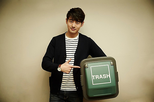 포토 JPG 남자 여유 실내 한명 들기 상반신 20대 청년 성인 앞모습 청춘 재활용 한국인 쓰레기통 가리킴 자신감 분리수거 청년남자한명만 성인남자한명만 국내포토 1 감정 뷰포인트 컨셉 모션 사람 동양인 손짓 내부 친환경 남자한명만 성인남자만 청년남자만 파일형식