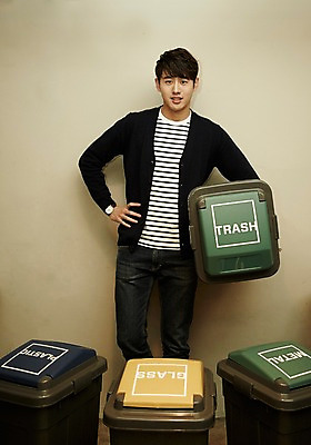 포토 JPG 남자 여유 허리손 유리 실내 한명 서기 들기 상반신 20대 청년 성인 앞모습 청춘 금속 재활용 한국인 쓰레기통 자신감 플라스틱 분리수거 청년남자한명만 성인남자한명만 국내포토 1 감정 뷰포인트 포즈 컨셉 모션 재질 사람 동양인 내부 친환경 남자한명만 성인남자만 청년남자만 파일형식