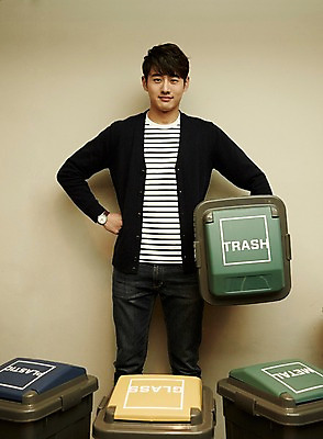 포토 JPG 남자 여유 허리손 유리 실내 한명 서기 들기 상반신 20대 청년 성인 앞모습 청춘 금속 재활용 한국인 쓰레기통 자신감 플라스틱 분리수거 청년남자한명만 성인남자한명만 국내포토 1 감정 뷰포인트 포즈 컨셉 모션 재질 사람 동양인 내부 친환경 남자한명만 성인남자만 청년남자만 파일형식