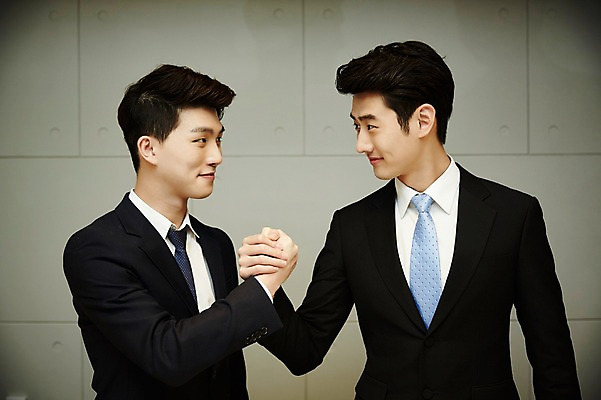 포토 JPG 남자 실내 정장 상반신 20대 청년 성인 두명 앞모습 친구 청춘 마주보기 손잡기 한국인 비즈니스맨 동료 열정 성인남자만 청년남자만 국내포토 옷 감정 뷰포인트 컨셉 비즈니스 관계 모션 사람 동양인 내부 직장인 남자만 청년만 성인만 파일형식