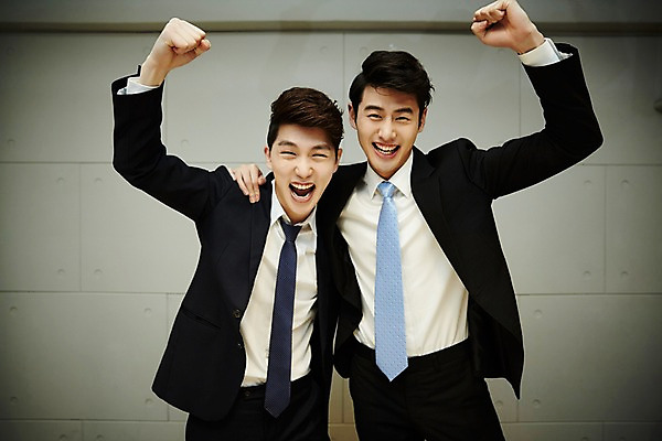 포토 JPG 남자 어깨동무 실내 미소 정장 상반신 20대 청년 성인 두명 앞모습 친구 청춘 손들기 파이팅 주먹 한국인 비즈니스맨 동료 열정 성인남자만 청년남자만 국내포토 옷 감정 뷰포인트 포즈 컨셉 비즈니스 관계 모션 표정 사람 동양인 내부 직장인 남자만 청년만 성인만 파일형식