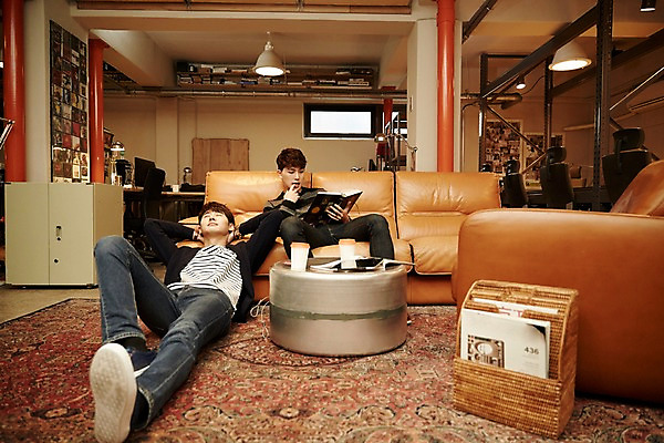 포토 JPG 전신 남자 휴식 실내 상반신 20대 청년 성인 두명 앞모습 책 청춘 소파 눕기 사무실 독서 한국인 성인남자만 청년남자만 국내포토 뷰포인트 컨셉 의자 비즈니스 모션 사람 동양인 내부 남자만 청년만 성인만 파일형식