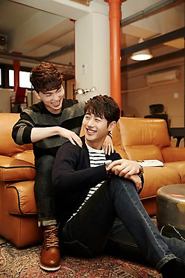 포토 JPG 전신 남자 휴식 실내 미소 앉기 상반신 20대 청년 성인 두명 앞모습 옆모습 청춘 소파 사무실 한국인 마사지 어깨주무르기 성인남자만 청년남자만 국내포토 뷰포인트 컨셉 의자 비즈니스 모션 표정 사람 동양인 내부 주무르기 남자만 청년만 성인만 파일형식