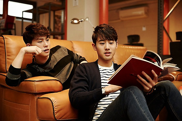 포토 JPG 응시 남자 휴식 실내 앉기 상반신 20대 청년 성인 두명 앞모습 책 청춘 소파 눕기 사무실 독서 한국인 성인남자만 청년남자만 국내포토 시선 뷰포인트 컨셉 의자 비즈니스 모션 사람 동양인 내부 남자만 청년만 성인만 파일형식