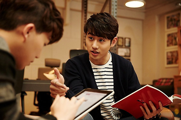 포토 JPG 남자 휴식 실내 앉기 상반신 20대 청년 성인 두명 앞모습 옆모습 책 청춘 태블릿 사무실 독서 한국인 웹서핑 성인남자만 청년남자만 국내포토 뷰포인트 컨셉 비즈니스 모션 사람 동양인 내부 전자제품 스마트기기 남자만 청년만 성인만 파일형식