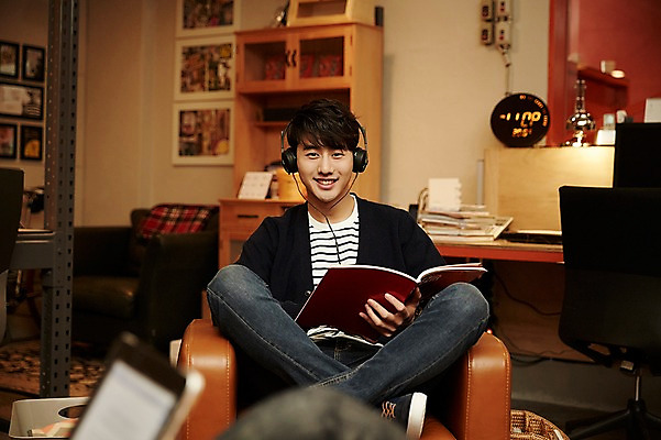 포토 JPG 전신 남자 휴식 실내 한명 미소 20대 청년 성인 앞모습 책 청춘 소파 사무실 독서 헤드폰 음악감상 한국인 가부좌 청년남자한명만 성인남자한명만 국내포토 1 뷰포인트 음향기기 컨셉 의자 비즈니스 표정 사람 앉기 동양인 내부 감상 남자한명만 성인남자만 청년남자만 파일형식