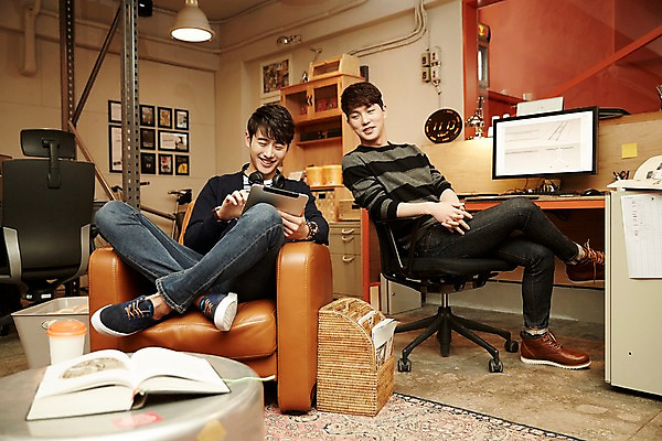 포토 JPG 전신 남자 휴식 실내 미소 20대 청년 성인 두명 앞모습 옆모습 청춘 소파 태블릿 사무실 한국인 다리꼬기 웹서핑 가부좌 사무용의자 성인남자만 청년남자만 국내포토 뷰포인트 컨셉 의자 비즈니스 모션 표정 사람 앉기 동양인 내부 전자제품 스마트기기 남자만 청년만 성인만 파일형식