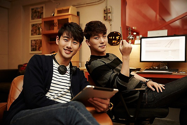 포토 JPG 남자 휴식 실내 미소 들기 앉기 상반신 20대 청년 성인 두명 앞모습 옆모습 청춘 소파 태블릿 사무실 연필 한국인 다리꼬기 잡기 사무용의자 성인남자만 청년남자만 국내포토 뷰포인트 컨셉 의자 비즈니스 모션 학용품 표정 사람 동양인 내부 전자제품 스마트기기 필기구 남자만 청년만 성인만 파일형식