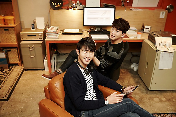 포토 JPG 전신 남자 휴식 실내 미소 들기 앉기 상반신 20대 청년 성인 두명 옆모습 청춘 소파 하이앵글 태블릿 사무실 헤드폰 한국인 다리꼬기 사무용의자 성인남자만 청년남자만 국내포토 뷰포인트 음향기기 컨셉 의자 비즈니스 모션 표정 사람 동양인 내부 전자제품 스마트기기 남자만 청년만 성인만 파일형식