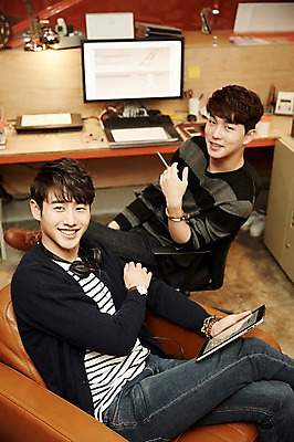 포토 JPG 남자 휴식 실내 미소 들기 앉기 상반신 20대 청년 성인 두명 옆모습 청춘 소파 하이앵글 태블릿 사무실 연필 헤드폰 한국인 다리꼬기 사무용의자 성인남자만 청년남자만 국내포토 뷰포인트 음향기기 컨셉 의자 비즈니스 모션 학용품 표정 사람 동양인 내부 전자제품 스마트기기 필기구 남자만 청년만 성인만 파일형식