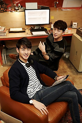 포토 JPG 남자 휴식 실내 미소 들기 앉기 상반신 20대 청년 성인 두명 옆모습 청춘 소파 하이앵글 태블릿 사무실 헤드폰 한국인 다리꼬기 사무용의자 성인남자만 청년남자만 국내포토 뷰포인트 음향기기 컨셉 의자 비즈니스 모션 표정 사람 동양인 내부 전자제품 스마트기기 남자만 청년만 성인만 파일형식