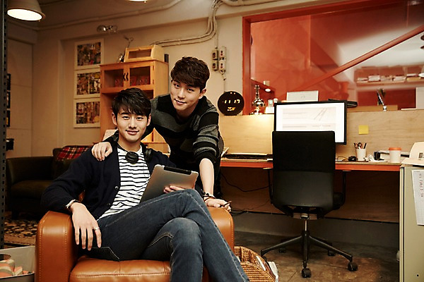 포토 JPG 남자 어깨동무 휴식 실내 서기 미소 앉기 상반신 20대 청년 성인 두명 앞모습 청춘 소파 태블릿 사무실 헤드폰 한국인 다리꼬기 성인남자만 청년남자만 국내포토 뷰포인트 음향기기 포즈 컨셉 의자 비즈니스 모션 표정 사람 동양인 내부 전자제품 스마트기기 남자만 청년만 성인만 파일형식