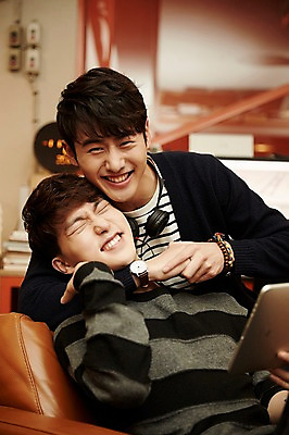 포토 JPG 남자 장난 휴식 실내 미소 앉기 상반신 20대 청년 성인 두명 앞모습 청춘 태블릿 사무실 헤드폰 한국인 헤드락 성인남자만 청년남자만 국내포토 뷰포인트 음향기기 컨셉 비즈니스 모션 기술 표정 사람 동양인 내부 전자제품 스마트기기 남자만 청년만 성인만 파일형식