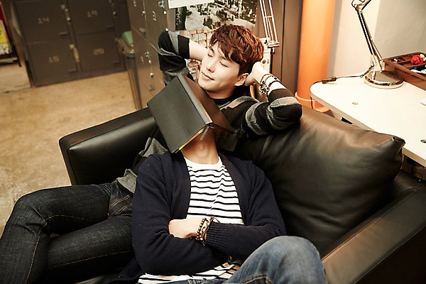 포토 JPG 남자 휴식 실내 앉기 상반신 20대 청년 성인 두명 앞모습 옆모습 책 청춘 소파 눕기 사무실 눈감음 한국인 다리꼬기 잠 얼굴가리기 성인남자만 청년남자만 놓기 국내포토 뷰포인트 컨셉 의자 비즈니스 모션 사람 동양인 내부 가림 남자만 청년만 성인만 파일형식