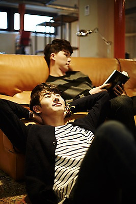 포토 JPG 남자 휴식 실내 앉기 상반신 20대 청년 성인 두명 앞모습 책 청춘 소파 눕기 사무실 독서 눈감음 한국인 잠 성인남자만 청년남자만 국내포토 뷰포인트 컨셉 의자 비즈니스 모션 사람 동양인 내부 남자만 청년만 성인만 파일형식