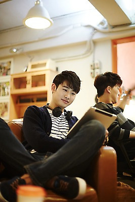 포토 JPG 전신 남자 휴식 실내 상반신 20대 청년 성인 두명 앞모습 옆모습 청춘 소파 태블릿 사무실 헤드폰 한국인 웹서핑 가부좌 성인남자만 청년남자만 국내포토 뷰포인트 음향기기 컨셉 의자 비즈니스 사람 앉기 동양인 내부 전자제품 스마트기기 남자만 청년만 성인만 파일형식