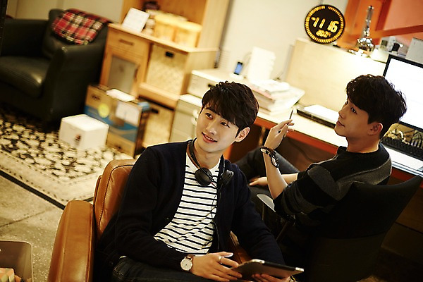 포토 JPG 남자 휴식 실내 미소 앉기 20대 청년 성인 두명 앞모습 뒷모습 청춘 소파 하이앵글 사무실 헤드폰 한국인 올려보기 사무용의자 성인남자만 청년남자만 국내포토 뷰포인트 음향기기 컨셉 의자 비즈니스 모션 표정 사람 동양인 내부 남자만 청년만 성인만 파일형식