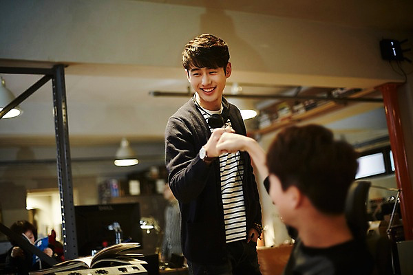 포토 JPG 남자 휴식 실내 서기 미소 앉기 상반신 20대 청년 성인 두명 앞모습 옆모습 청춘 사무실 헤드폰 주먹 한국인 하이파이브 성인남자만 청년남자만 국내포토 뷰포인트 음향기기 컨셉 비즈니스 모션 표정 사람 동양인 손짓 내부 남자만 청년만 성인만 파일형식