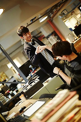 포토 JPG 남자 휴식 실내 서기 미소 앉기 상반신 20대 청년 성인 두명 앞모습 옆모습 청춘 사무실 헤드폰 주먹 한국인 하이파이브 성인남자만 청년남자만 국내포토 뷰포인트 음향기기 컨셉 비즈니스 모션 표정 사람 동양인 손짓 내부 남자만 청년만 성인만 파일형식