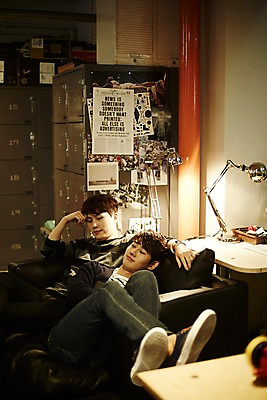 포토 JPG 전신 남자 휴식 실내 앉기 상반신 20대 청년 성인 두명 앞모습 옆모습 청춘 소파 눕기 사무실 한국인 성인남자만 청년남자만 국내포토 뷰포인트 컨셉 의자 비즈니스 모션 사람 동양인 내부 남자만 청년만 성인만 파일형식